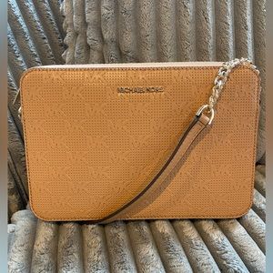 NWT Michael Kors jet set pale peanut crossbody